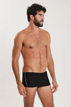 Carica l'immagine nel visualizzatore di Gallery, Model Front: Blueman Sunga / Boxer Sunga Army Malfitana Liso Preto
