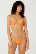 Carica l'immagine nel visualizzatore di Gallery, Model Front: Blueman Reggiseno Top Chandon Fada Laranja
