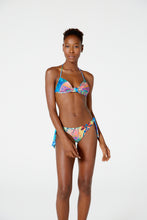 Carica l'immagine nel visualizzatore di Gallery, Model Front: Blueman Slip Bottom Arpoador Indio
