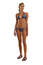 Carica l'immagine nel visualizzatore di Gallery, Model Front: Blueman Reggiseno Top Liso Azul
