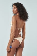 Carica l'immagine nel visualizzatore di Gallery, Model Back: Blueman Reggiseno Top Off-White Cortininha-Bordado

