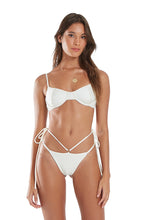 Carica l'immagine nel visualizzatore di Gallery, Model Front: Blueman Slip Bottom Pepe Liso Off White

