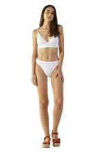 Carica l'immagine nel visualizzatore di Gallery, Model Front: Blueman Reggiseno Top Light Branco
