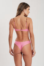 Carica l'immagine nel visualizzatore di Gallery, Model Back: Blueman Slip Bottom Rosa Arriba

