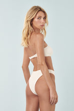 Carica l'immagine nel visualizzatore di Gallery, Model Back: Blueman Slip Bottom Off-White-Lurex Rio
