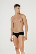Carica l'immagine nel visualizzatore di Gallery, Model Front: Blueman Sunga / Boxer Sunga Spot Lisa Preto
