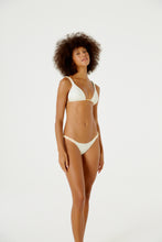 Carica l'immagine nel visualizzatore di Gallery, Model Front: Blueman Slip Bottom Malibu Bordado Off White
