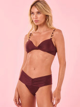 Carica l'immagine nel visualizzatore di Gallery, Model Front: Blueman Slip Bottom Australia Brown
