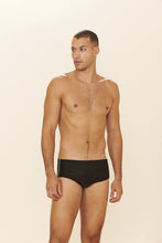 Carica l'immagine nel visualizzatore di Gallery, Model Front: Blueman Sunga / Boxer Sunga Army Cairo Preto

