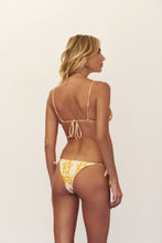 Carica l'immagine nel visualizzatore di Gallery, Model Back: Blueman Reggiseno Top Seiva-Doce-Amarela Inside-Double
