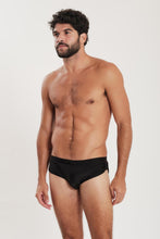 Carica l'immagine nel visualizzatore di Gallery, Model Front: Blueman Sunga / Boxer Sunga Miami Liso Preto
