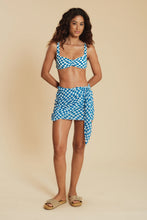 Carica l'immagine nel visualizzatore di Gallery, Model Front: Blueman Gonna Da Spiaggia Xadrez Mini Skirt Fivela
