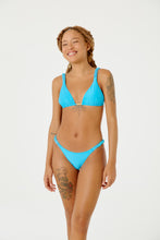 Carica l'immagine nel visualizzatore di Gallery, Model Front: Blueman Slip Bottom Malibu Bordado Blue
