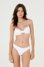 Carica l'immagine nel visualizzatore di Gallery, Model Front: Blueman Slip Bottom Pepe Ariba Saint Martin Texture Branco
