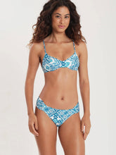Carica l'immagine nel visualizzatore di Gallery, Model Front: Blueman Completo Set Lazule Pepe-Vies New-Pacifico
