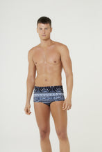 Carica l'immagine nel visualizzatore di Gallery, Model Front: Blueman Sunga / Boxer Sunga Army Saudacao Ao Sol Pb
