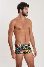 Carica l'immagine nel visualizzatore di Gallery, Model Front: Blueman Sunga / Boxer Sunga Army Coquetel
