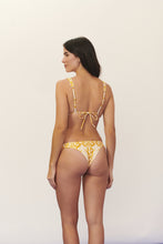 Carica l'immagine nel visualizzatore di Gallery, Model Back: Blueman Reggiseno Top Seiva-Doce-Amarela Ubatuba
