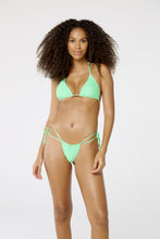Carica l'immagine nel visualizzatore di Gallery, Model Front: Blueman Reggiseno Top Wave Liso Neon Verde
