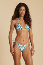 Carica l'immagine nel visualizzatore di Gallery, Model Front: Blueman Slip Bottom Azulejo Tahity
