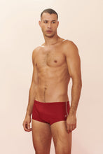 Carica l'immagine nel visualizzatore di Gallery, Model Front: Blueman Sunga / Boxer Sunga Army Cairo Vermelho
