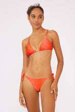 Carica l'immagine nel visualizzatore di Gallery, Model Front: Blueman Reggiseno Top Laranja-Barreirinhas Egito
