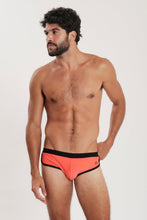 Carica l'immagine nel visualizzatore di Gallery, Model Front: Blueman Sunga / Boxer Sunga Miami Liso Coral

