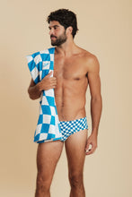 Carica l'immagine nel visualizzatore di Gallery, Model Front: Blueman Telo Mare Toalha Xadrez
