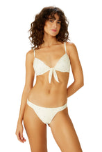 Carica l'immagine nel visualizzatore di Gallery, Model Front: Blueman Reggiseno Top Branco Bardot
