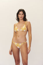 Carica l'immagine nel visualizzatore di Gallery, Model Front: Blueman Reggiseno Top Seiva-Doce-Amarela Ubatuba
