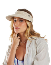 Carica l'immagine nel visualizzatore di Gallery, Model Front: Blueman Visiera Viseira Palha Cru
