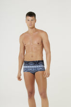 Carica l'immagine nel visualizzatore di Gallery, Model Front: Blueman Sunga / Boxer Sunga Army Saudacao Ao Sol Pb
