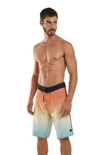 Carica l&#39;immagine nel visualizzatore di Gallery, Model Front: Blueman Bermuda Da Surf Bermuda Maxi Vies Espirito Solar
