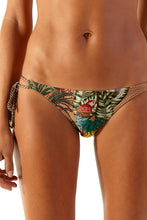Carica l&#39;immagine nel visualizzatore di Gallery, Model Front: Blueman Slip Bottom Angel Iceberg Gaya
