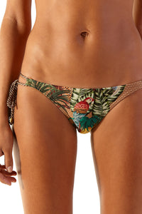 Model Front: Blueman Slip Bottom Angel Iceberg Gaya