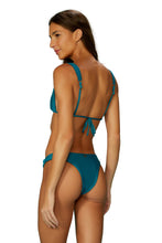 Carica l&#39;immagine nel visualizzatore di Gallery, Model Back: Blueman Slip Bottom Azul Ubatuba
