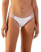 Carica l&#39;immagine nel visualizzatore di Gallery, Model Front: Blueman Slip Bottom Ray Off White
