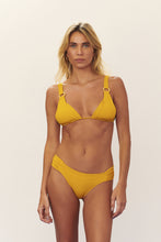 Carica l&#39;immagine nel visualizzatore di Gallery, Model Front: Blueman Slip Bottom Seiva-Doce-Amarela New-Pacifico
