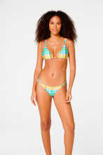 Carica l&#39;immagine nel visualizzatore di Gallery, Model Front: Blueman Slip Bottom Ubatuba Xadrez Candy
