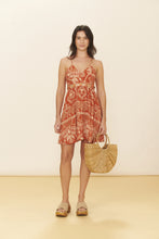 Carica l&#39;immagine nel visualizzatore di Gallery, Model Front: Blueman Mini Dress Dress Resina Brisa-Suave
