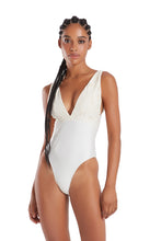 Carica l&#39;immagine nel visualizzatore di Gallery, Model Front: Blueman Intero Maio Noronha Rechilieu Off White
