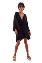 Carica l&#39;immagine nel visualizzatore di Gallery, Model Front: Blueman Vestito Da Spiaggia New Equilibrio Liso Preto
