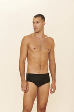 Carica l&#39;immagine nel visualizzatore di Gallery, Model Front: Blueman Sunga / Boxer Sunga Army Cairo Preto
