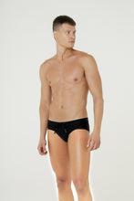 Carica l&#39;immagine nel visualizzatore di Gallery, Model Front: Blueman Sunga / Boxer Sunga Spot Lisa Preto
