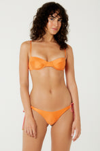 Carica l&#39;immagine nel visualizzatore di Gallery, Model Front: Blueman Reggiseno Top Chandon Fada Laranja
