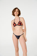 Carica l&#39;immagine nel visualizzatore di Gallery, Model Front: Blueman Reggiseno Top Floral Crochet Preto
