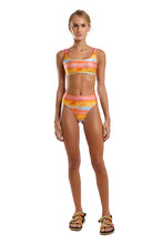 Carica l&#39;immagine nel visualizzatore di Gallery, Model Front: Blueman Reggiseno Top Noruega Sunquine Mar Sunset
