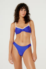 Carica l&#39;immagine nel visualizzatore di Gallery, Model Front: Blueman Reggiseno Top Pepe Bias Arriba Azul
