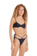 Carica l&#39;immagine nel visualizzatore di Gallery, Model Front: Blueman Reggiseno Top Pepe Liso Preto
