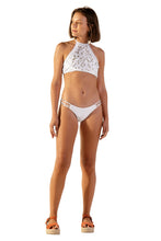 Carica l&#39;immagine nel visualizzatore di Gallery, Model Front: Blueman Reggiseno Top Ray Off White
